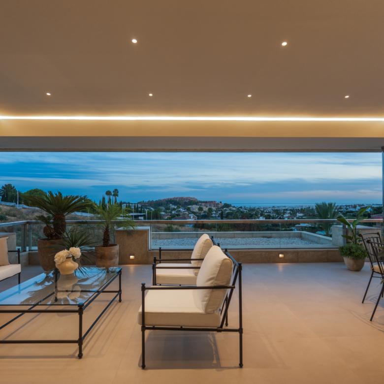 Luxe gerenoveerd appartement met zeezicht in Nueva Andalucía